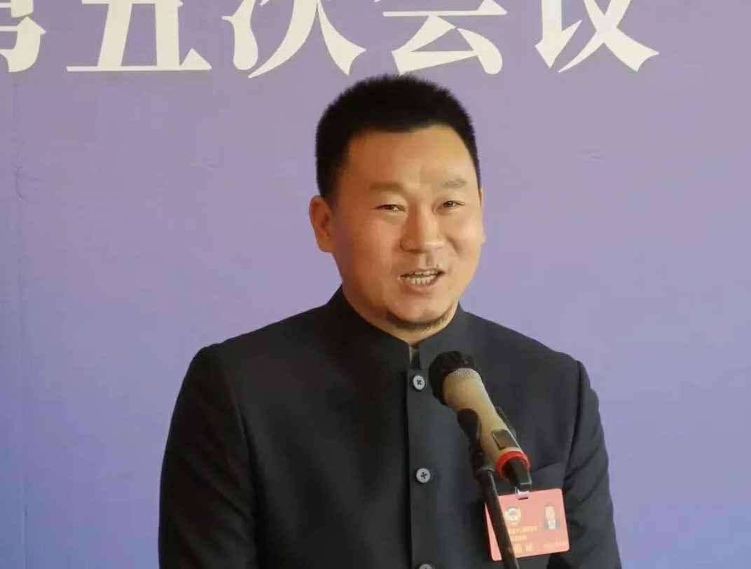 为进一步展示市政协团结、民主、开放、自信的形象，向市民和网友展示政协委员的履职风采，中山市政协十二届五次会议在2月4日上午开幕前开设“委员通道”，市政协委员、济南承泽现代农业管理有限公司公司总经理陈朝阳走进“委员通道”，回应社会关切的问题。他就如何做好城市应急管理规划的问题进行发言，并回答记者提问。.jpg